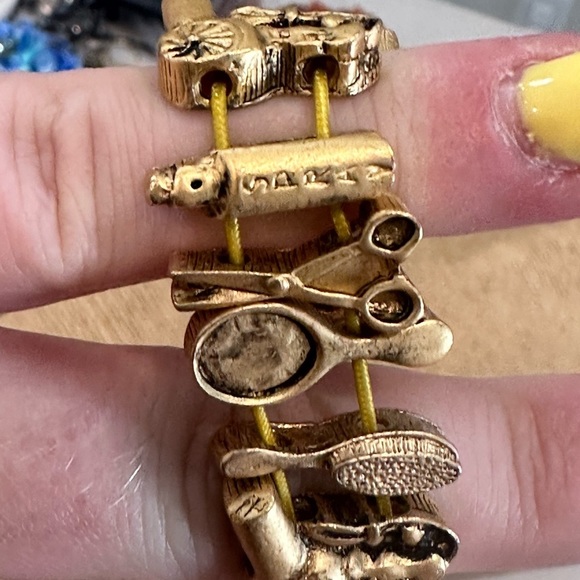 ADORABLE gold coloured hair product themed costume jewelry bracelet, stretchy - Picture 9 of 11